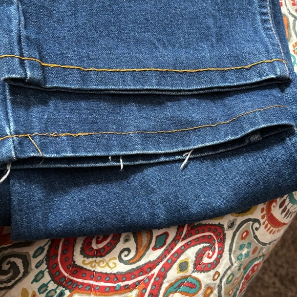 Wrangler blue jeans size 38x33 but says 38x38 on tag - Picture 5 of 7